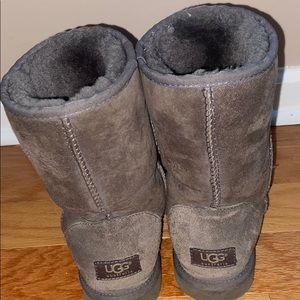 Women’s size 8 classic Ugg in grey